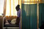 Kätilö ja raskaana oleva nainen sairaalassa Sierra Leonessa.