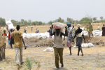 Ruoka-apua saavia ihmisiä Etelä-Sudanissa