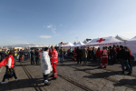 Punaisen Ristin työntekijöitä ja siirtolaisia Sisilian Cataniassa vuonna 2015.