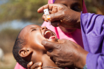 Lapsi saa poliorokotteen Afrikan sarvessa