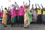 Naisia laulamassa juhlatilaisuudessa Etelä-Sudanissa