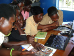 Naisia tietokoneen ääressä Ugandassa
