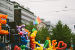 Ilmapalloja Helsinki Pride -mielenosoituksessa vuonna 2017