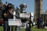 Robotti mielenosoituksessa