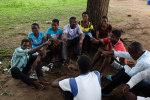 Malawilaisnuoria istumassa ringissä