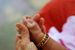 Vauvan käsi aikuisen kädessä