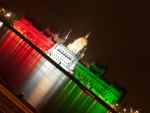 Unkarin parlamenttirakennus puna-valko-vihreässä valossa