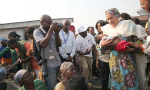 Pakolaisleirin asukkaita ja vieraita Kongossa
