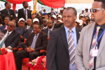 Etiopian entinen pääministeri Hailemariam Desalegn ja muita ihmisiä