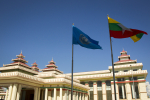 Myanmarin ja YK:n liput parlamenttitalon edustalla