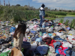 Ihmisiä laittomalla kaatopaikalla Argentiinassa