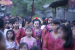 Lapsimorsian ihmisjoukon keskellä Indonesiassa