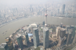 Shanghain pilvenpiirtäjiä ilmansaasteiden hämärtäminä
