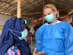 Suomalainen sairaanhoitaja Hanna Majanen Bangladeshissa, lisäksi kuvassa nainen hengityssuojan kanssa