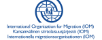 Logo, jossa tekstit International ORganization for Migration (IOM), Kansainvälinen siirtolaisuusjärjestö (IOM), Internationella migrationsorganisationen (IOM) 