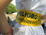 Peligro: el machismo mata -teksti vyössä