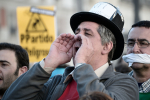 Mielenosoittaja silinterihattu päässä Madridissa