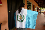 Nainen kietoutuneena Guatemalan lippuun