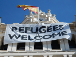 Refugees Welcome -kyltti Madridin kaupungintalolla, Espanjan lippu