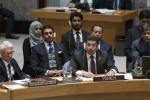 YK:n Jemenin pysyvä edustaja Ahmed Awad Binmubarak ja muita edustajia YK:n turvallisuusneuvostossa