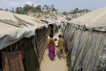 Kaksi lasta pakolaisleirin telttojen välisellä kujalla Bangladeshin Cox's Bazarissa