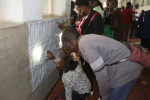 Äänestäjiä äänestyspaikalla Kongossa