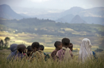Etiopialaislapsia niityllä