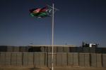 Burkina Fason lippu, taustalla pimenevä taivas