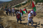 Mielenosoittajia jonossa Palestiinan lippujen kera