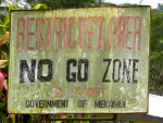 Kyltti, jossa lukee restricted area, no go zone, by order government of Mekamui.
