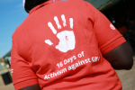 Selästä kuvattu punainen t-paita, jonka selkämyksessä käsi ja teksti 16 days of activism against GBV.