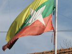 Kelta-vihreä-punainen lippu, jonka keskellä valkoinen tähti.