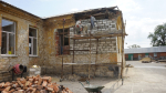 Vaurioitunut talo, jota jälleenrakennetaan