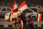 Egyptin lippuja kiinnitettynä moottoripyörään.