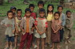 Liuta pienikokoisia lapsia Laosissa.