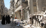 Raunioituneita taloja, kolme naista ja lapsi Aleppossa Syyriassa.