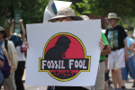 Mielenosoittajan kyltti "Fossil Fool" ilmastomarssilla Washington D.C:ssä huhtikuussa 2017.