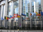 EU-maiden lippuja europarlamentin edustalla