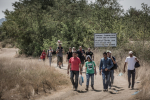 Siirtolaisia matkalla Kreikasta Makedoniaan vuonna 2015.