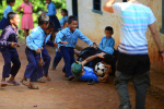 Poikia pelaamassa jalkapalloa Nepalissa