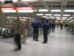 Poliiseja Helsingin rautatieasemalla