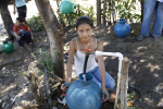 Tyttö vesipisteellä El Salvadorissa.