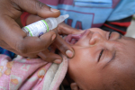 Kuusikuukautinen lapsi saa polio-rokotteen Etiopiassa.