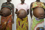 Kolme raskaana olevaa afrikkalaista naista