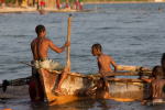 Nuoria miehiä veneessä Tansaniassa.