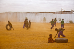 Somaliasta paenneet lapset potkivat palloa Etiopiassa