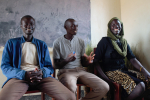 Etelä-sudanilaiset pakolaiset istuvat luokkahuoneessa.