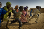 Lapsia juoksemassa pakolaisleirillä