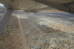 Ilmakuva pakolaisleiristä ja lentokone