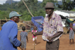 Kaksi ikääntynyttä miestä juttelee kadulla Zimbabwen Masvingossa.